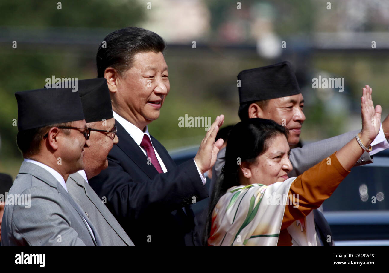 Katmandou, Népal. 13 Oct, 2019. Le président chinois Xi Jinping, le président du Népal Bidhya Devi Bhandari comme courbe de Xi Jinping est sur le point de partir, clôture de sa visite de deux jours au Népal, à Katmandou, au Népal, le dimanche, 13 octobre, 2019. Credit : Dipen Shrestha/ZUMA/Alamy Fil Live News Banque D'Images