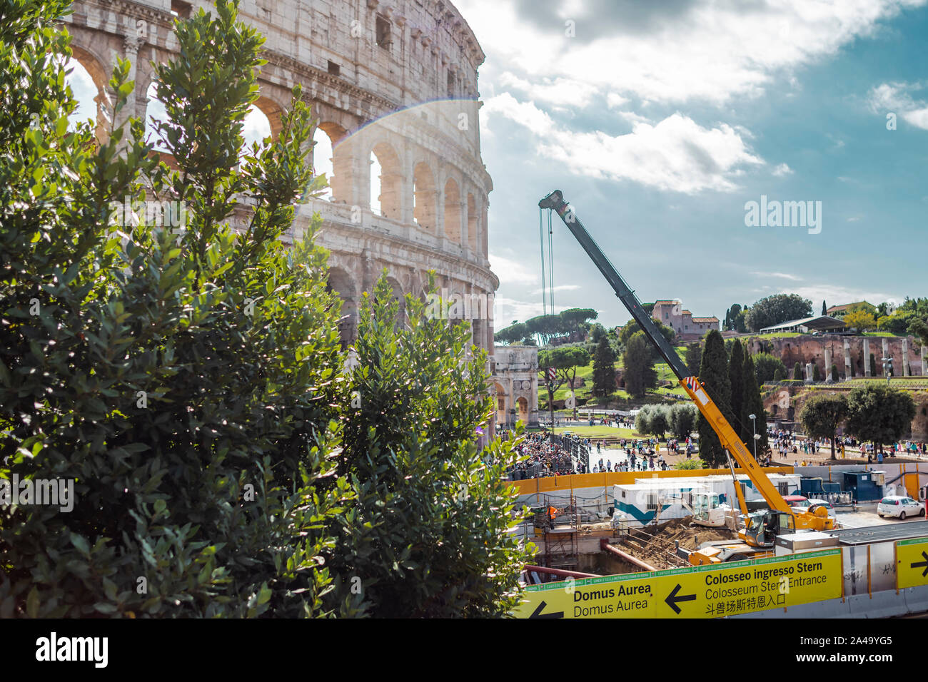 Rome, Italie - 3 octobre, 2019 : Construction en face de l'ancien colisée ou coliseum, également connu sous le nom de l'amphithéâtre Flavien dans la ville. Banque D'Images