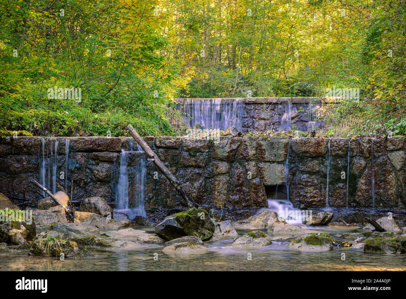 Der Wasserfall an der Wetzstein-Leine in der Nähe von Ohlstadt in Bayern. Die einzelnen centre Niveaux proposés auf dem Weg zum Hauptfall. Banque D'Images