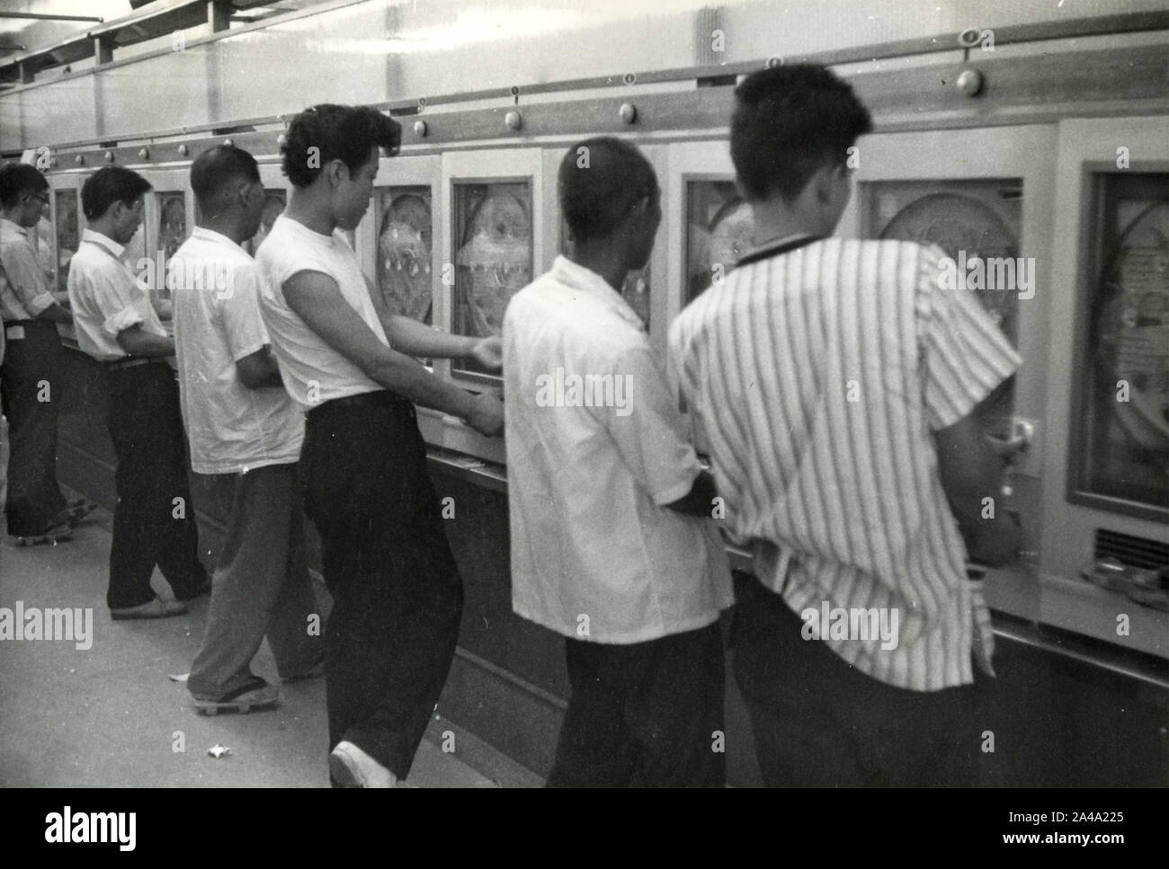 Jouer avec les jeux d'anciennes machines à sous, Japon 1958 Banque D'Images