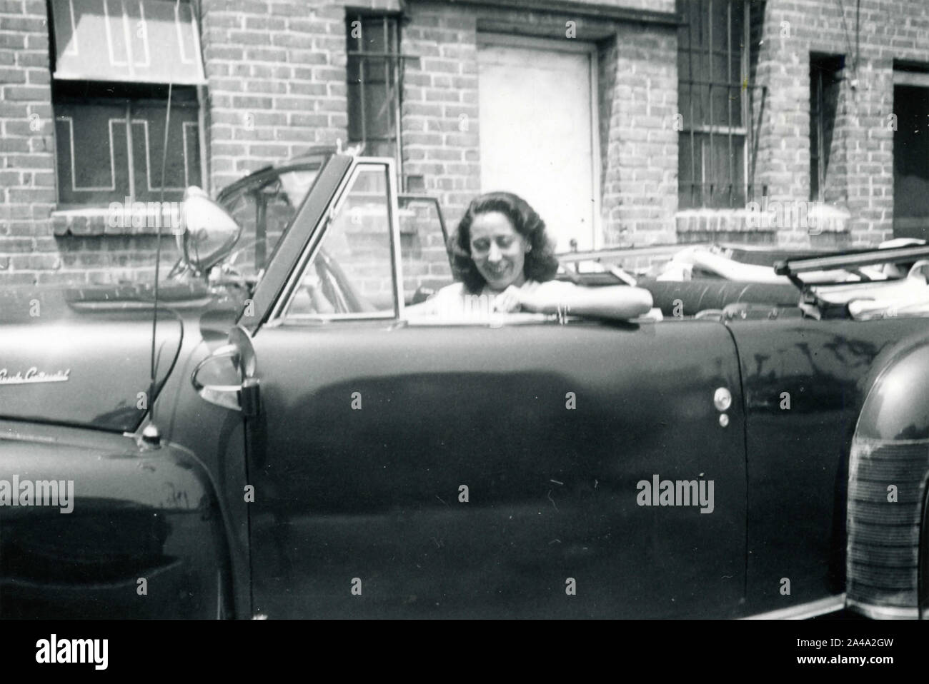 Femme au volant d'une importante société américaine de voiture décapotable, USA 1940 Banque D'Images