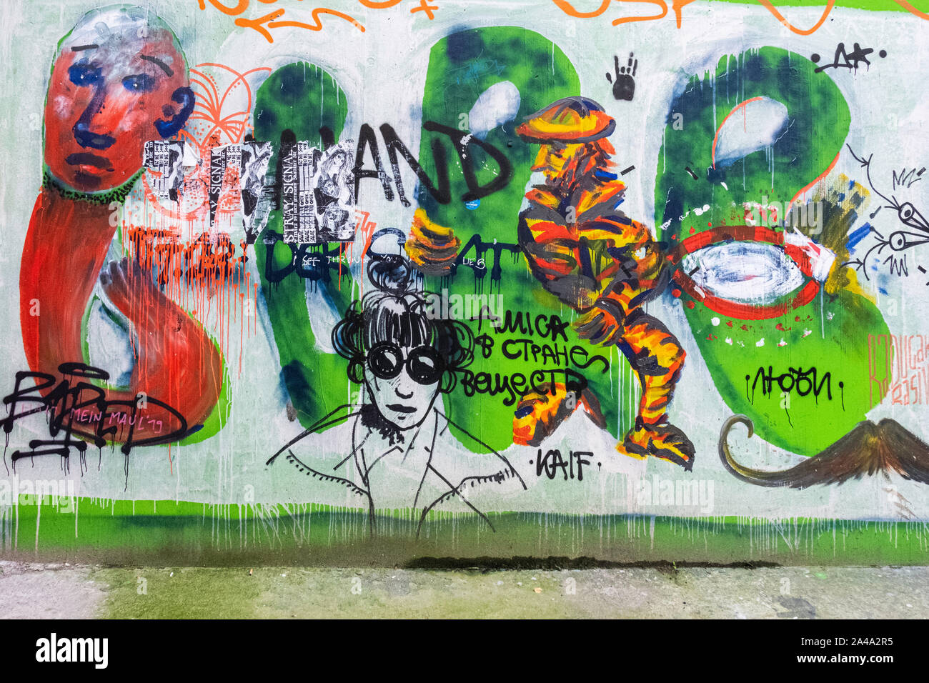 Mur de graffitis colorés, des autocollants, des gribouillis - une galerie d'art urbain Banque D'Images