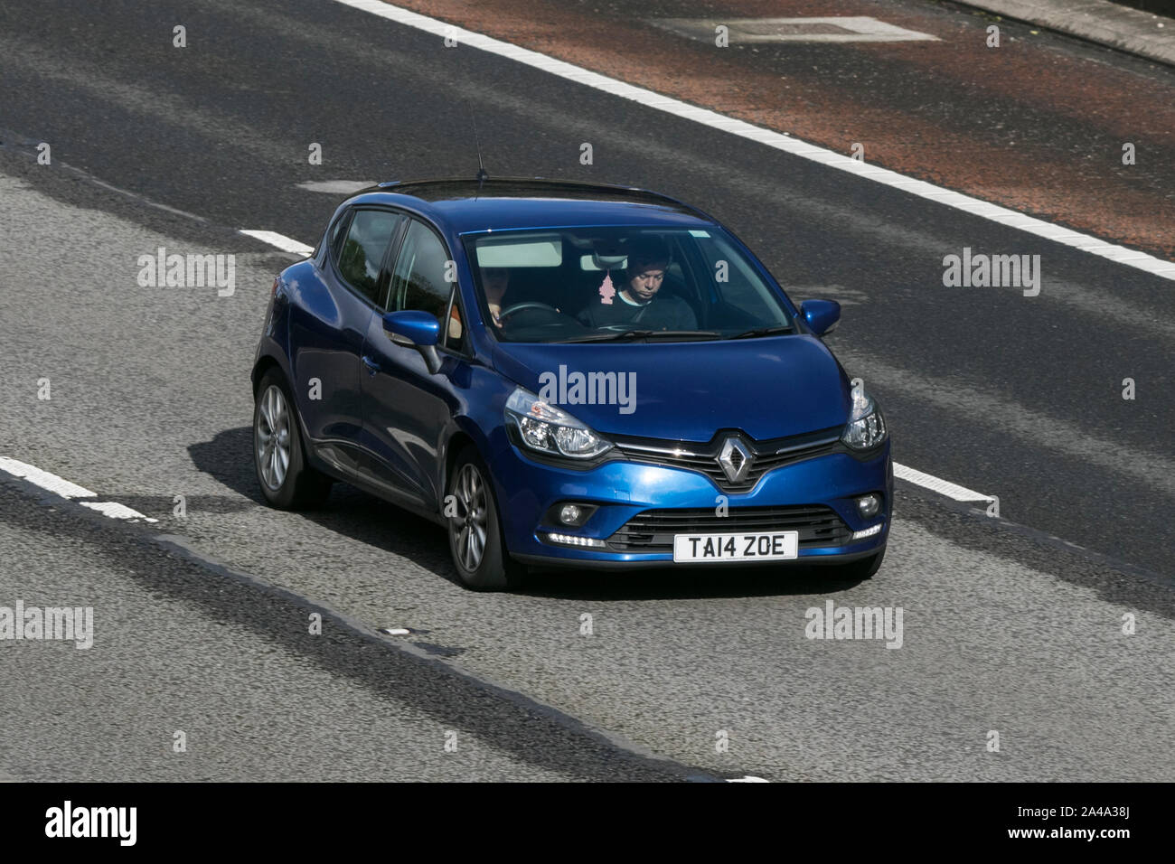 2017 Renault Clio blue NAV Dynamique TCE ; voyageant sur l'autoroute M6 près de Preston dans le Lancashire, Royaume-Uni Banque D'Images