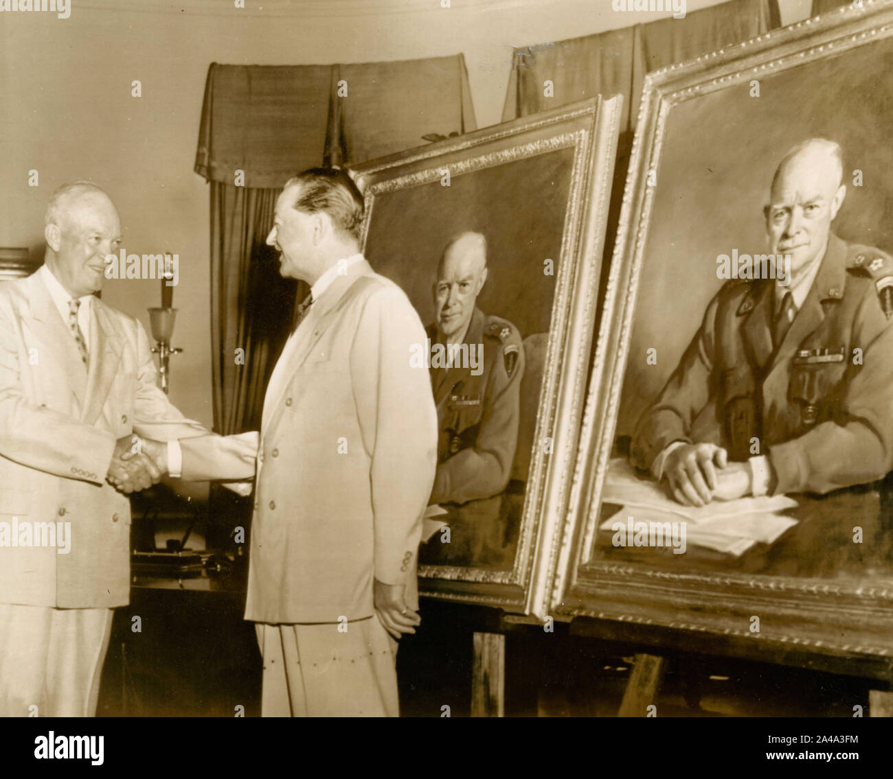 Le président américain Dwight Eisenhower accueille le peintre qui fait ses portraits, USA 1954 Banque D'Images