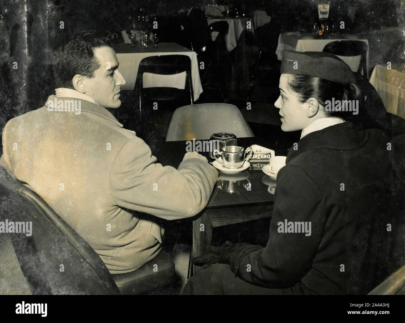 L'acteur italien Vittorio Gassman bavarder avec TWA hôtesse Silvana Micossi, 1955 Banque D'Images