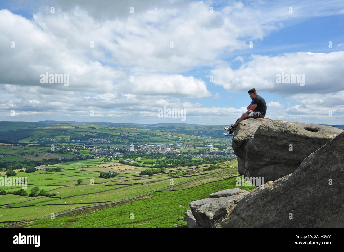 Deux hommes traversent des collines et glusburn de earl crag 2 Banque de photographies et d
