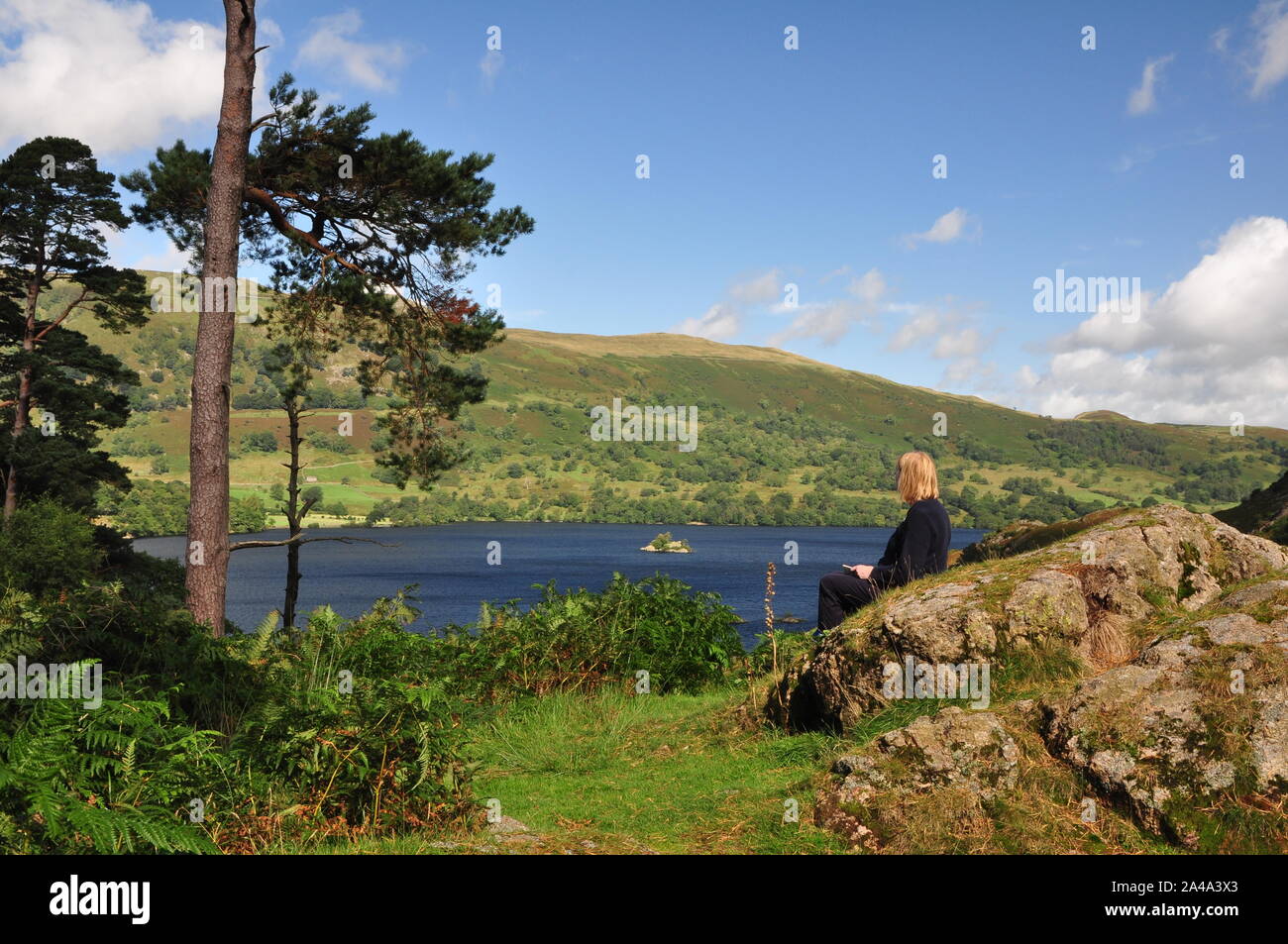 Femme regardant la vue, Ullswater, Cumbria Banque D'Images