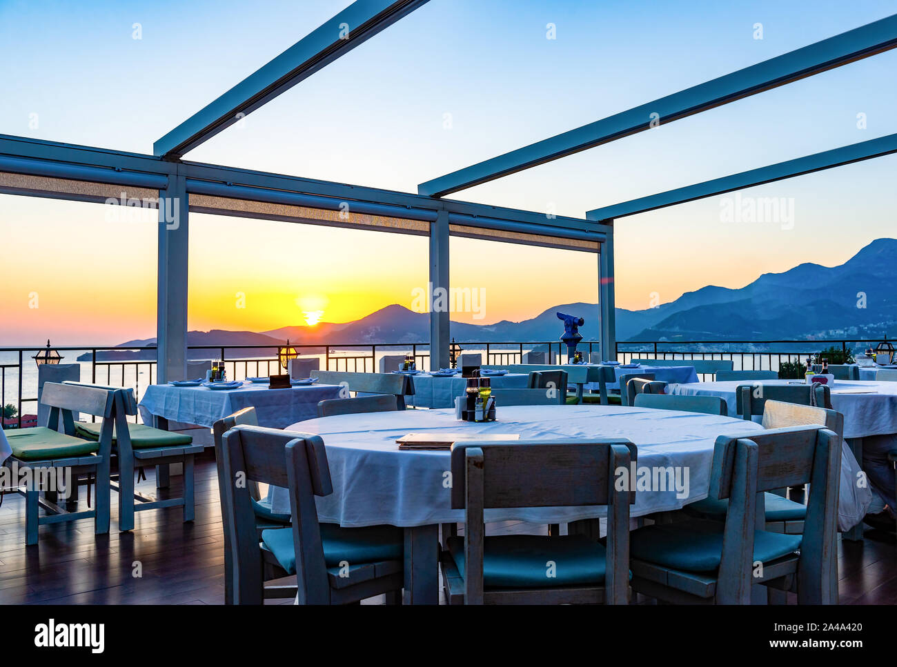 Café romantique sur la terrasse avec vue sur les montagnes et magnifique coucher de soleil sur la mer Adriatique, le Monténégro Banque D'Images