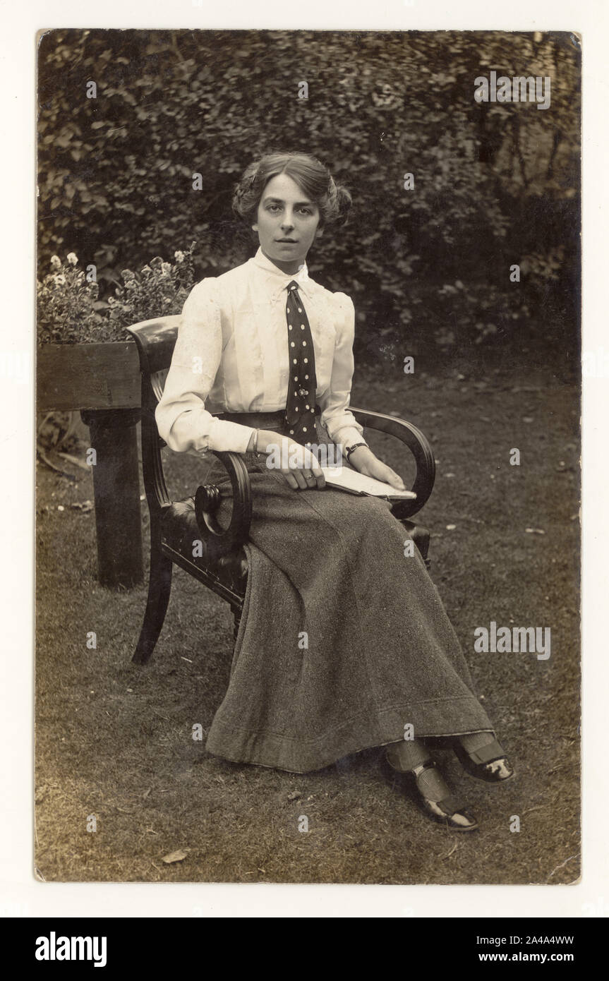 Original du début des années 1900 portrait d'une jolie jeune femme  édouardienne mince appelée Dot, avec une petite taille, portant un  chemisier avec cravate à pois, chaussures en cuir verni, tenue d'une