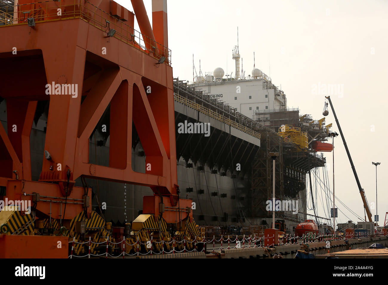 Yantai, Chine. 13 Oct, 2019. Certains des plus gros engins de forage en eau profonde et les plates-formes sont en cours de réparation et construit à une CIMC Raffles shipyard ingénierie offshore à Yantai, province du Shandong, le samedi, 12 octobre, 2019. Le chantier bénéficie d'une des plus grandes cales sèches et de la plus grande grue à portique. La Chine est le quatrième plus grand producteur de pétrole dans le monde. Photo par Stephen Shaver/UPI UPI : Crédit/Alamy Live News Banque D'Images