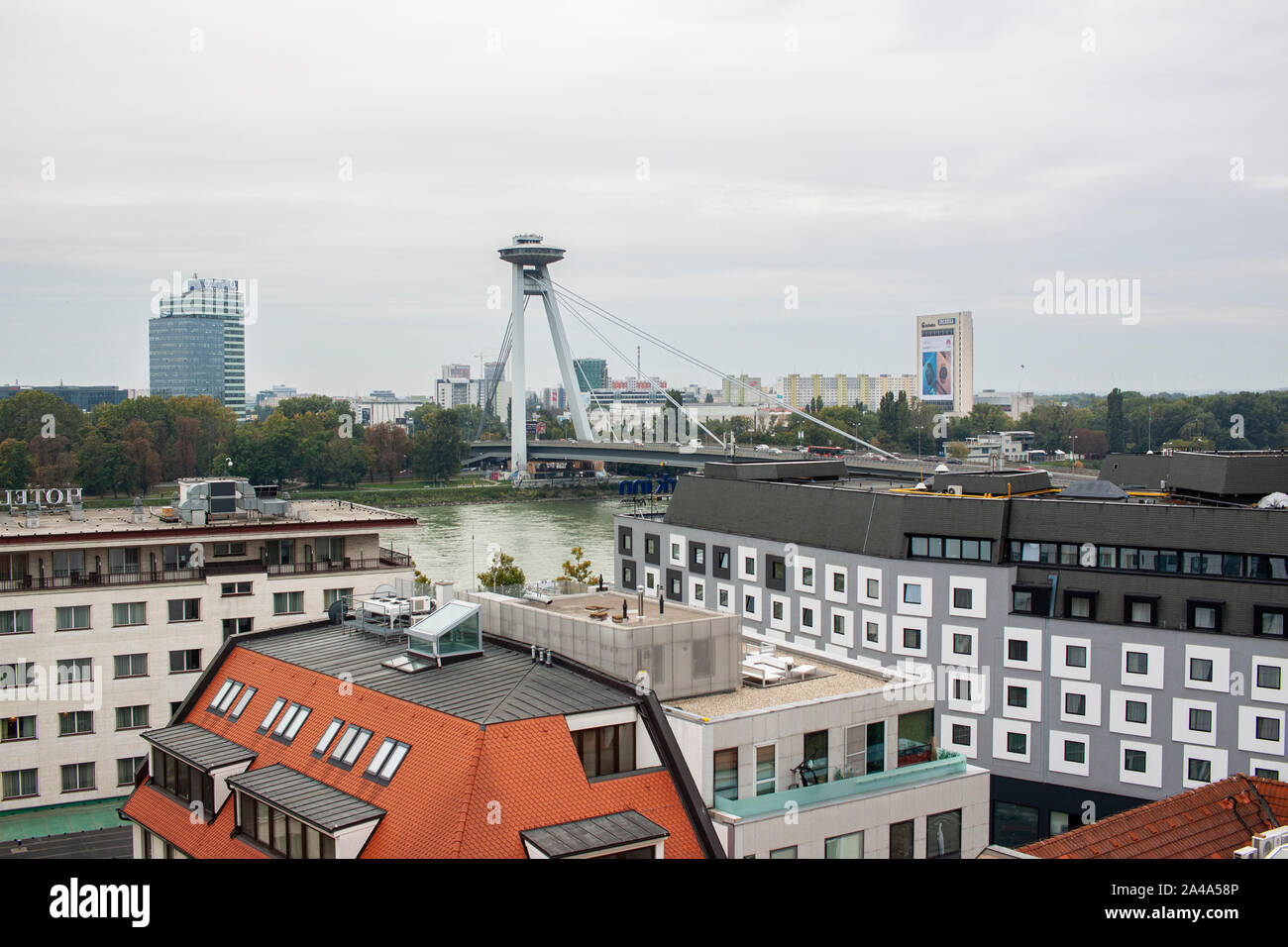 Vue générale de l'OVNI Pont sur le Danube à Bratislava, Slovaquie. Banque D'Images