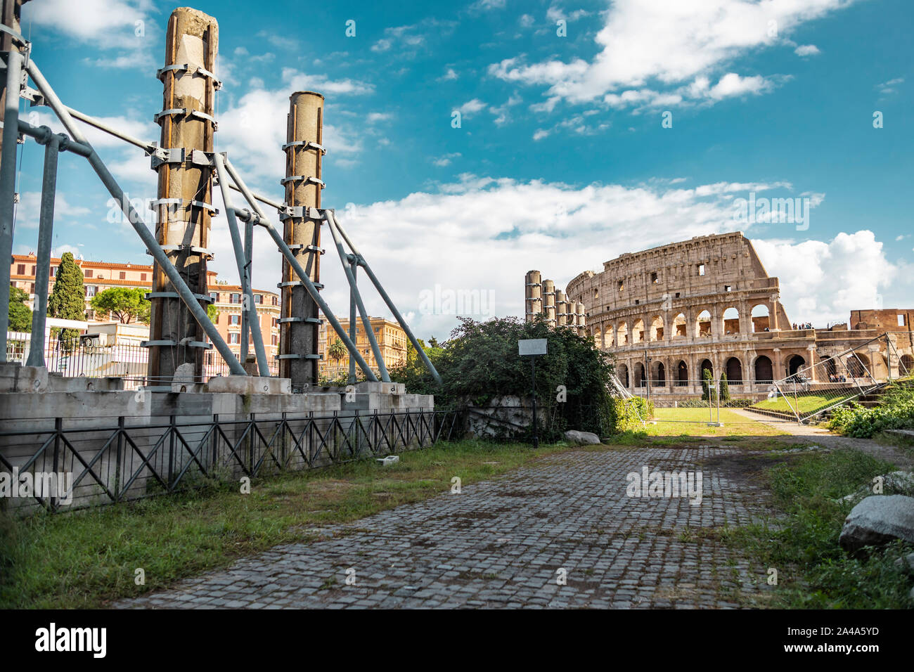 Rome, Italie - 3 octobre, 2019 : voir l'architecture de l'ancien Colisée ou Coliseum et du Temple de Vénus et de Rome. Banque D'Images
