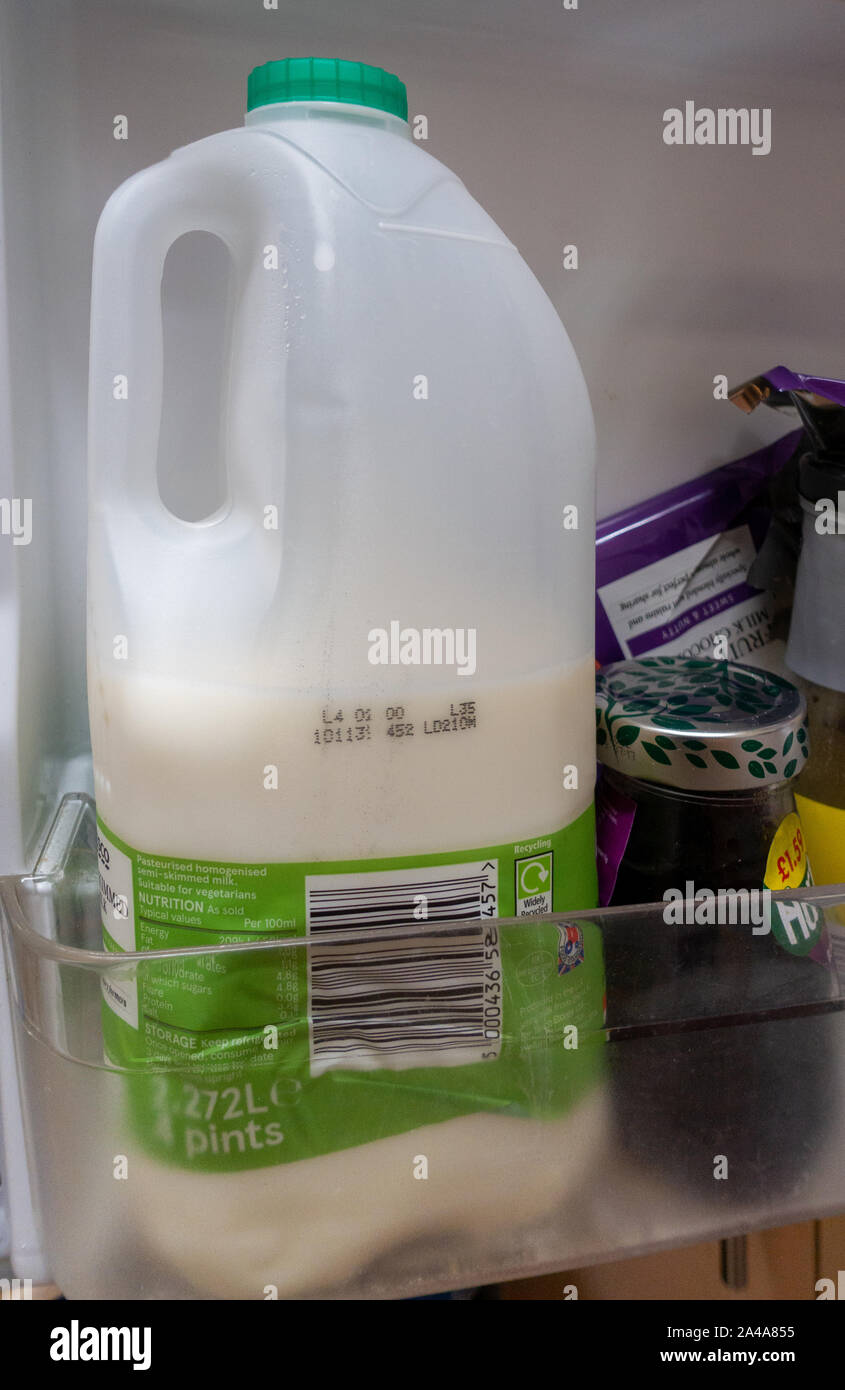 Libre à moitié plein de bouteille de lait en plastique dans une porte de réfrigérateur Banque D'Images