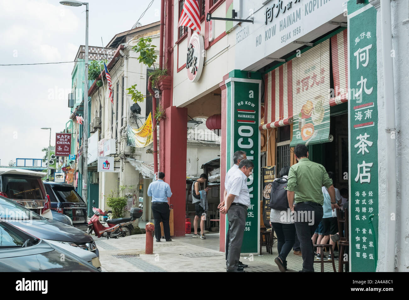 KL ,Malaisie - Oct 9,2019 : Les gens peuvent voir la queue en face de l'Ho Koe Hainam Kopitiam. C'est une traditionnelle vieille de plusieurs décennies café Hainanese whic Banque D'Images