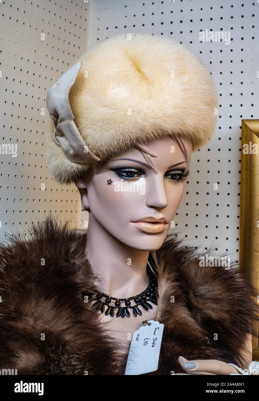 Chapeau de fourrure sur female mannequin head Banque D'Images