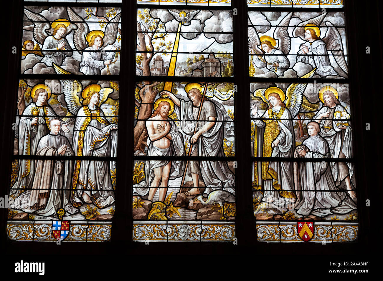 Vitrail représentant le baptême du Christ, cathédrale de Beaune, France. Banque D'Images