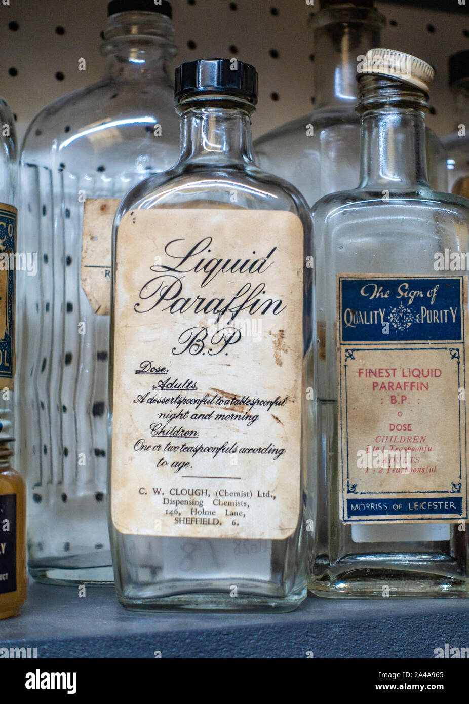 Bouteilles de paraffine anciennes sur une étagère Banque D'Images