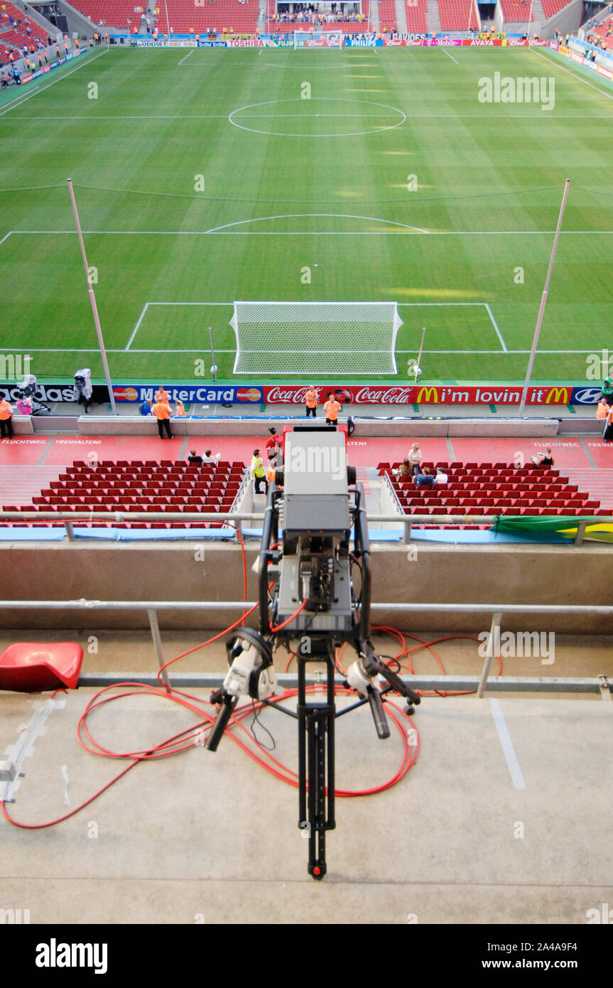 Stade FIFA Cologne Allemagne 22.06.2005, Football : Coupe des Confédérations au Japon (JPN, bleu) vs Brésil (BRA, jaune) 2:2 ; derrière l'objectif des caméras de télévision regarde vers le bas sur le terrain Banque D'Images