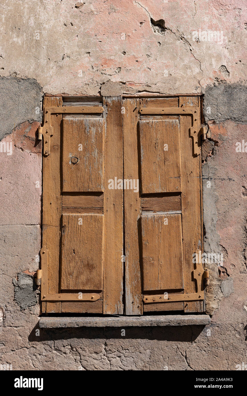 Des fenêtres à volets dans un village de montagne, Alpes Françaises. Banque D'Images