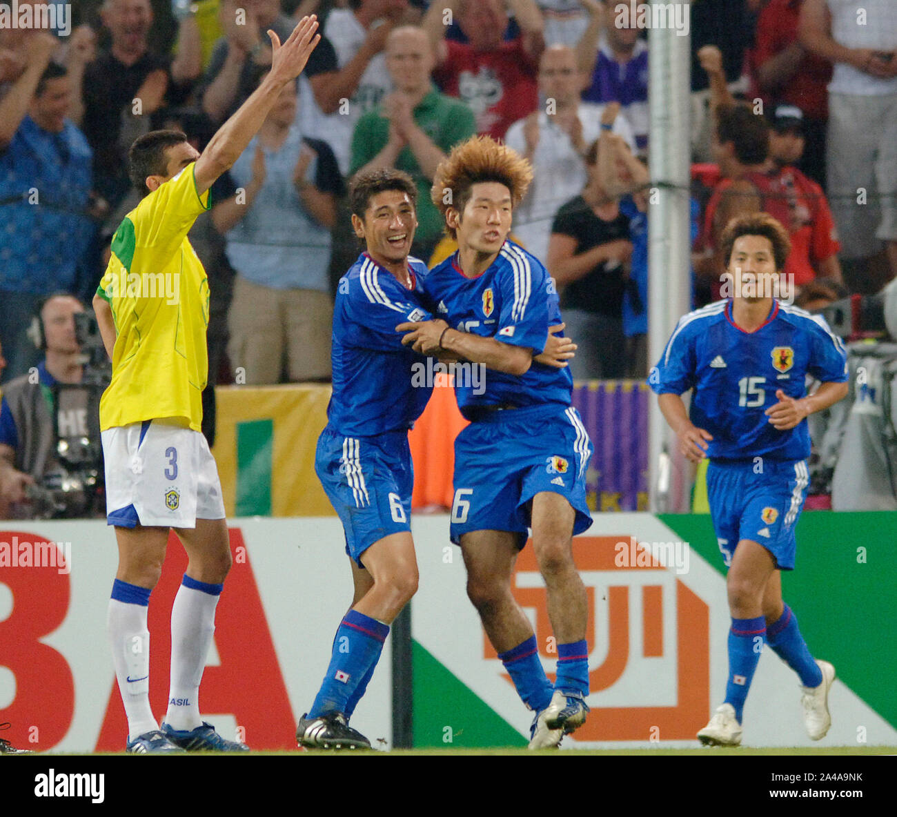 Stade FIFA Cologne Allemagne 22.06.2005, Football : Coupe des Confédérations au Japon (JPN, bleu) vs Brésil (BRA, jaune) 2:2 ; Koji NAKATA célèbre le but de Masashi OGURO (JPN) Banque D'Images