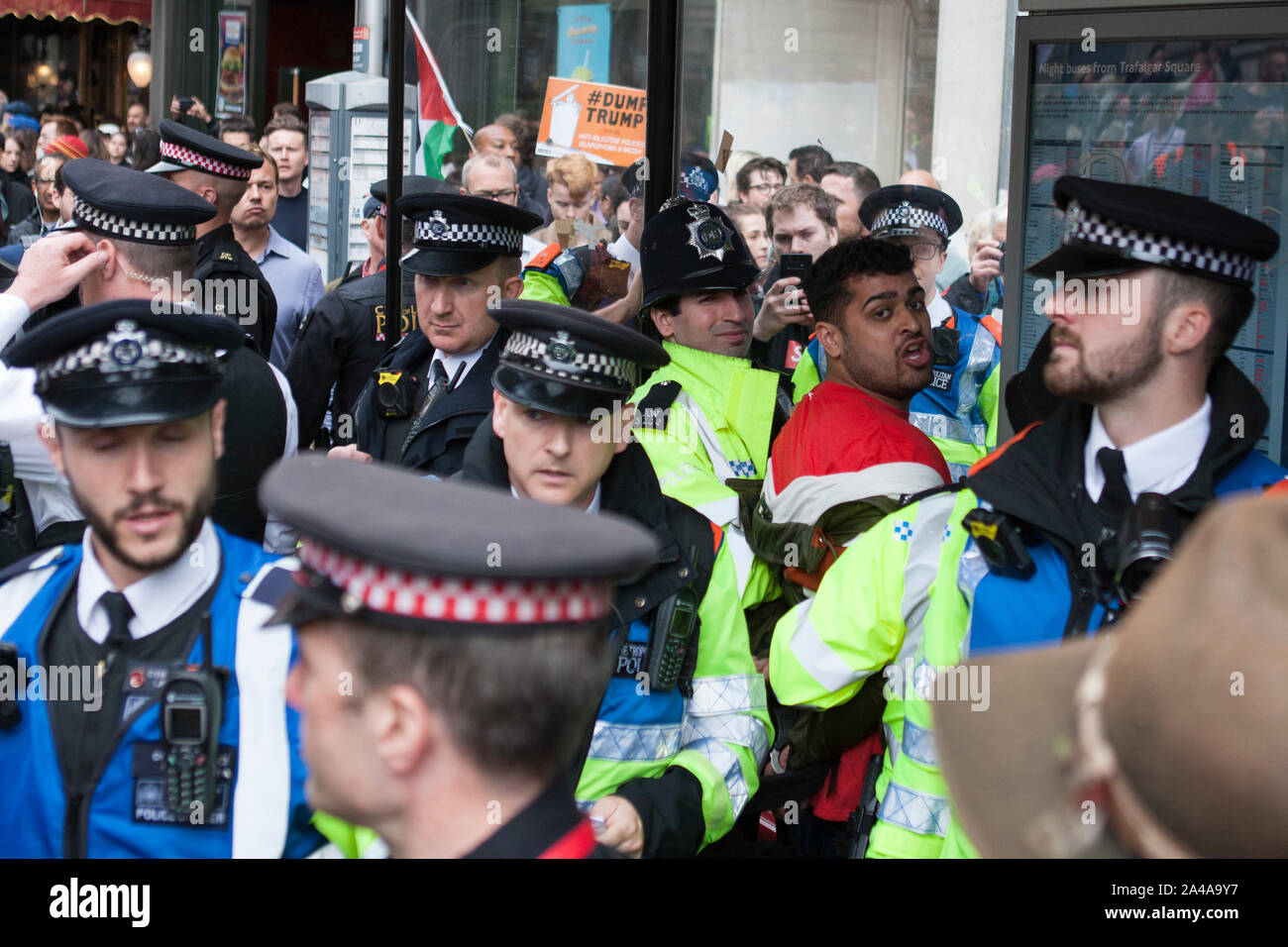 La police métropolitaine de Londres et s'attaquer à l'arrestation des partisans anti antifa Trump mars à Londres Banque D'Images