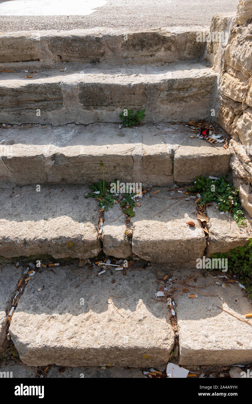 Déchets liés aux fumeurs dans les rues de Bedoin, Provence, France. Banque D'Images