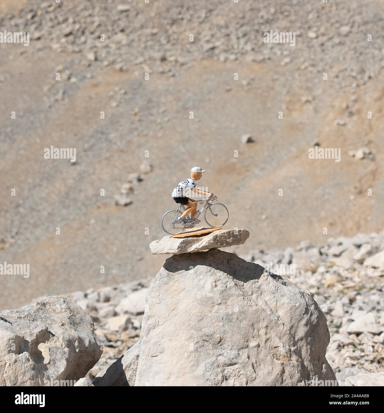 L'équipe cycliste Peugeot miniature en couleurs sur le Mont Ventoux, Provence, France. Banque D'Images