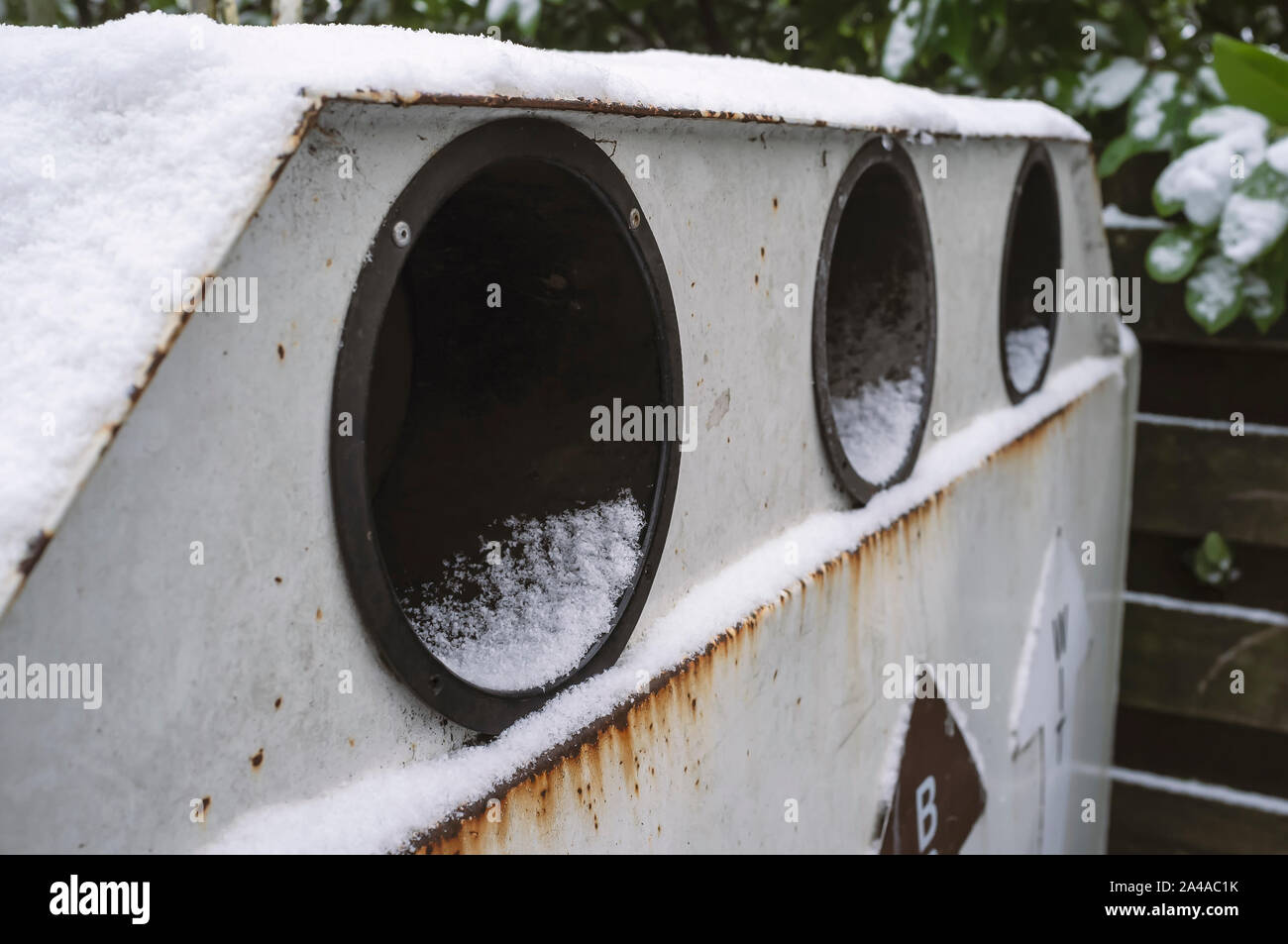 Pour le service de conteneurs de débris de verre multicolores couvertes de neige en hiver en Europe Banque D'Images