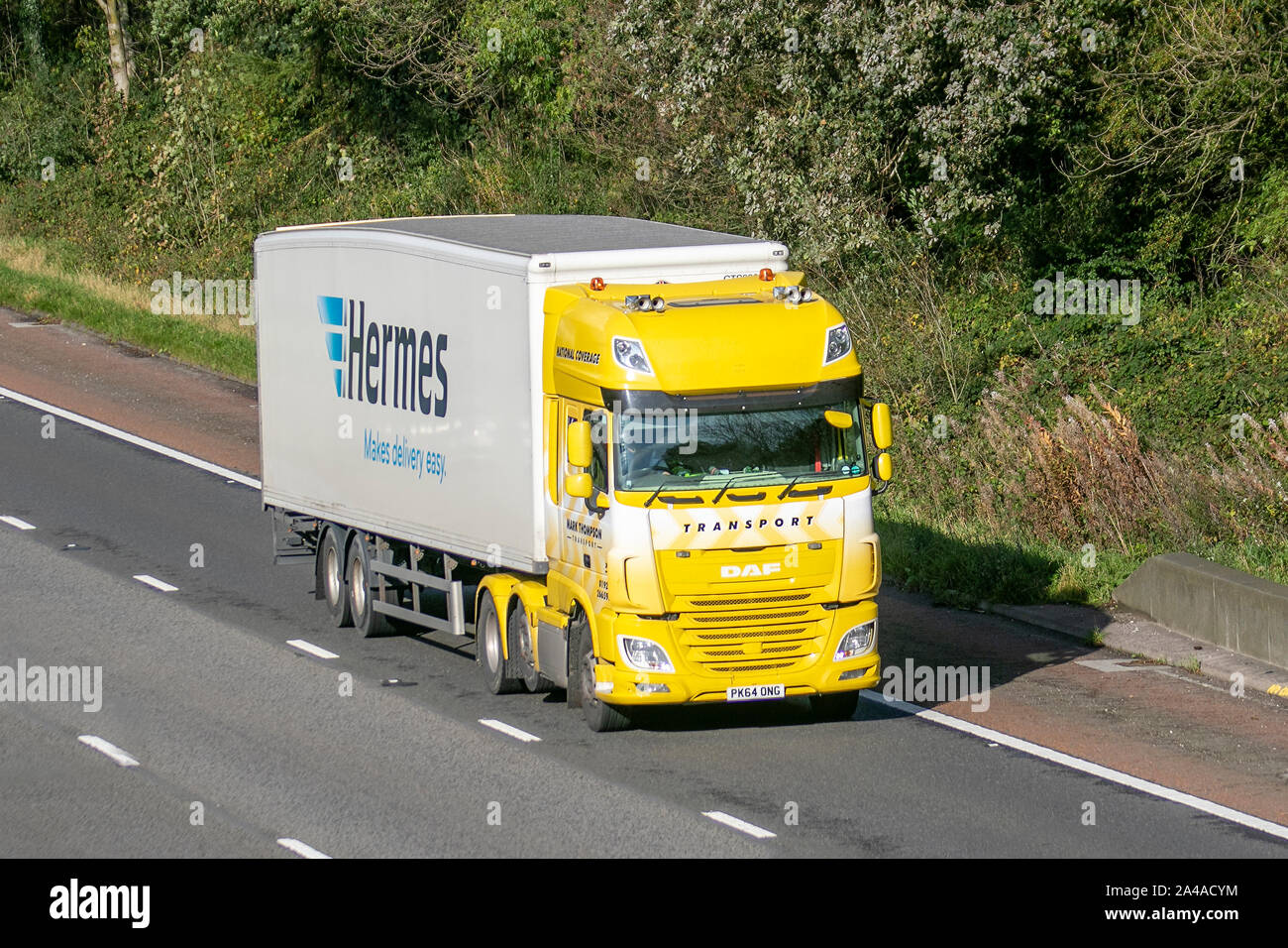 M6, Lancaster, UK ; transport par Hermes rend facile livraison dit slogan  publicitaire ; Camion Camion Poids Lourds La circulation routière,  transports, moderne, vers le nord sur la voie 3 de l'autoroute