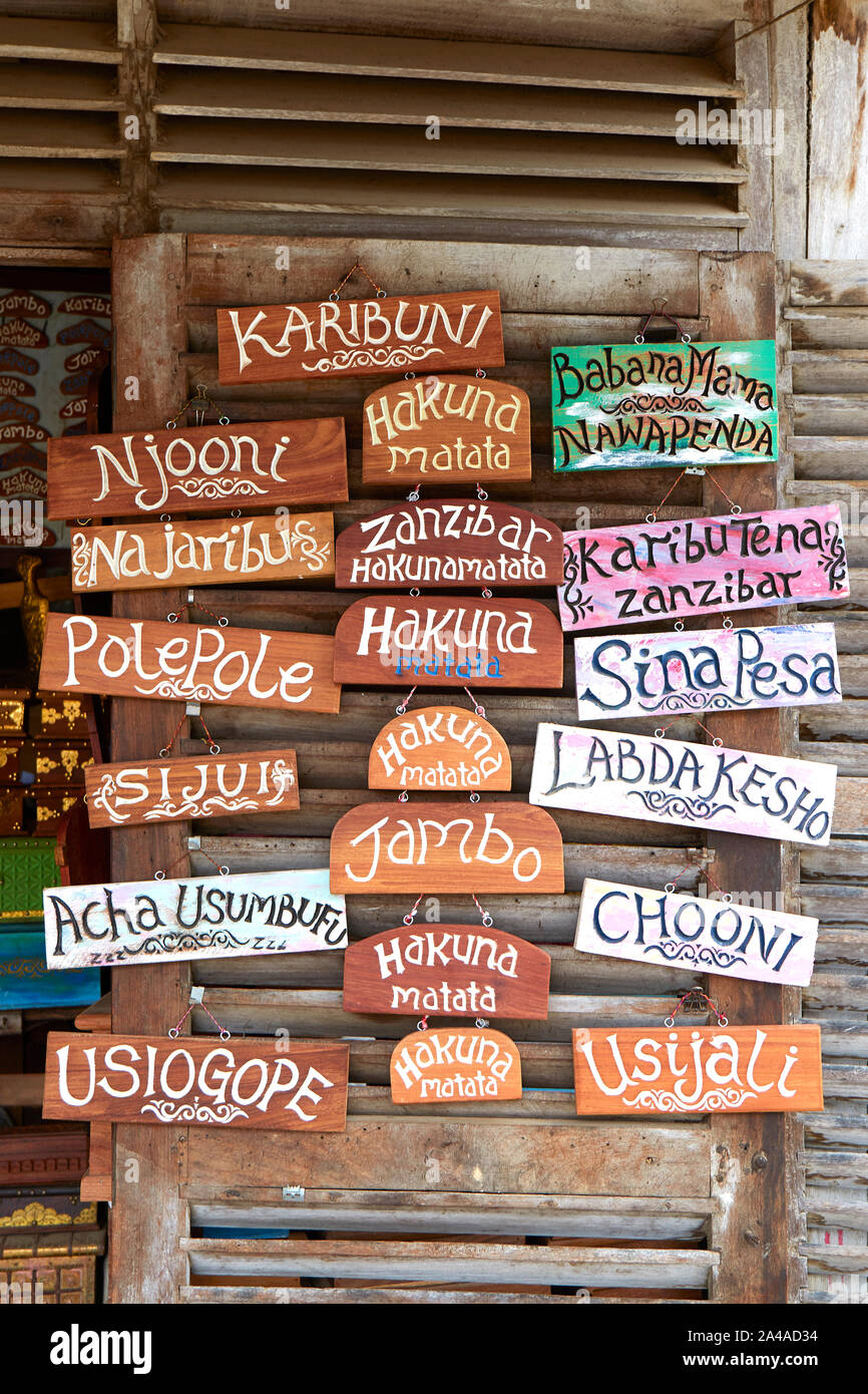 Les enseignes, dans la langue swahilie en vente dans un magasin de souvenirs à Stone Town, Zanzibar city, la Tanzanie, l'Afrique. Banque D'Images