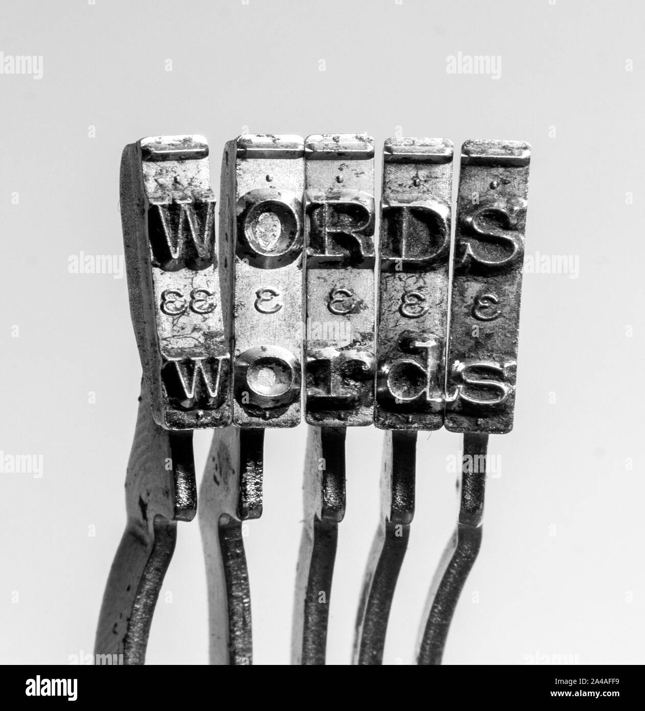 Vieille machine à écrire des marteaux et le mot Banque D'Images