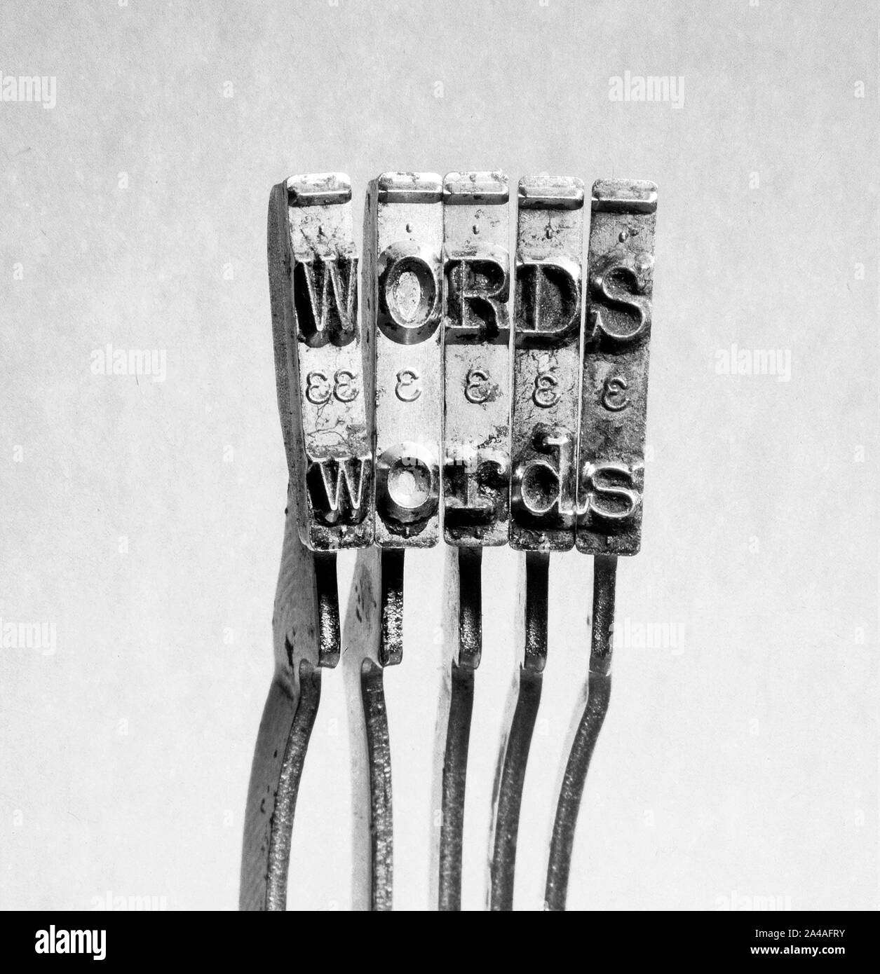 Vieille machine à écrire des marteaux et le mot Banque D'Images