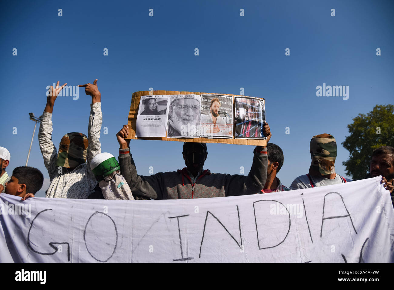 Srinagar, Jammu-et-Cachemire, en Inde. Oct 11, 2019. Les manifestants du cachemire tenir une banderole lors de la manifestation.Après la prière du vendredi des centaines de personnes ont pris part à une manifestation dans le quartier de Soura. Les tensions ont augmenté depuis que le gouvernement indien a supprimé l'autonomie partielle il y a trois semaines. L'information a également été rares, comme Internet et les réseaux ont été bloqués. Credit : Idrees Abbas/SOPA Images/ZUMA/Alamy Fil Live News Banque D'Images