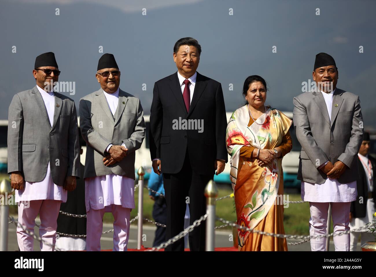 Katmandou, Népal. 13 Oct, 2019. Le président Bidhya Devi Bhandari (2R), premier ministre KP Sharma Oli (2L), Vice-président Nanda Kishor Pun (R), Président de l'Assemblée nationale du Népal Ganesh Prasad Timilsina (L) et de la Chine le président Xi Jinping (C) à l'aéroport pour dire au revoir à la Chine Le président Xi Jinping à Katmandou, au Népal, le 13 octobre 2019. Xi a été sur une visite de deux jours au Népal. (Photo by Subash Shrestha/Pacific Press) Credit : Pacific Press Agency/Alamy Live News Banque D'Images