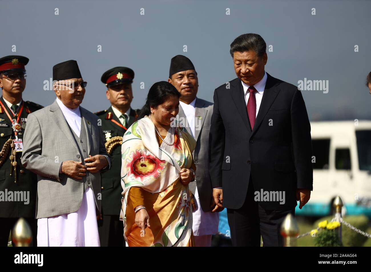 Katmandou, Népal. 13 Oct, 2019. Le président Bidhya Devi Bhandari, Premier Ministre KP Sharma Oli, Vice-président Nanda Kishor Pun et la Chine Le président Xi Jinping à l'aéroport pour dire au revoir à la Chine Le président Xi Jinping à Katmandou, au Népal, le 13 octobre 2019. Xi a été sur une visite de deux jours au Népal. (Photo by Subash Shrestha/Pacific Press) Credit : Pacific Press Agency/Alamy Live News Banque D'Images