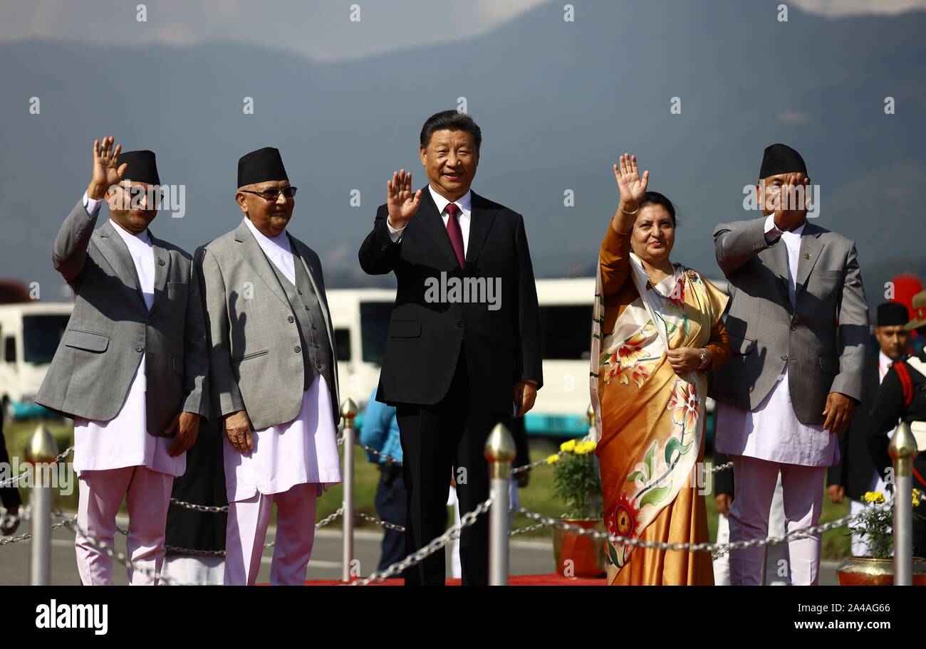 Katmandou, Népal. 13 Oct, 2019. Le président Bidhya Devi Bhandari (2R), premier ministre KP Sharma Oli (2L), Vice-président Nanda Kishor Pun (R), Président de l'Assemblée nationale du Népal Ganesh Prasad Timilsina(L) et de la Chine le président Xi Jinping(c) en agitant la main à l'aéroport pour dire au revoir à la Chine Le président Xi Jinping à Katmandou, au Népal, le 13 octobre 2019. Xi a été sur une visite de deux jours au Népal. (Photo by Subash Shrestha/Pacific Press) Credit : Pacific Press Agency/Alamy Live News Banque D'Images