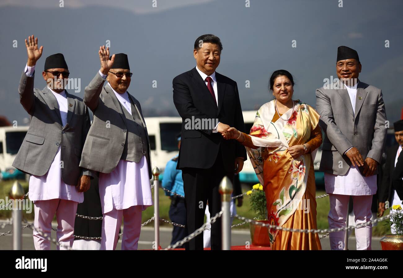 Katmandou, Népal. 13 Oct, 2019. Le président du Népal Bidhya Devi Bhandari (2R), le président de la Chine Xi Jinping (C) se serrer la main, Premier Ministre KP Sharma Oli (2L), Vice-président Nanda Kishor Pun (R) et président de l'Assemblée nationale du Népal Ganesh Prasad Timilsina(L) vague part à l'aéroport pour dire au revoir à Katmandou, au Népal, le 13 octobre 2019. Xi a été sur une visite de deux jours au Népal. (Photo by Subash Shrestha/Pacific Press) Credit : Pacific Press Agency/Alamy Live News Banque D'Images