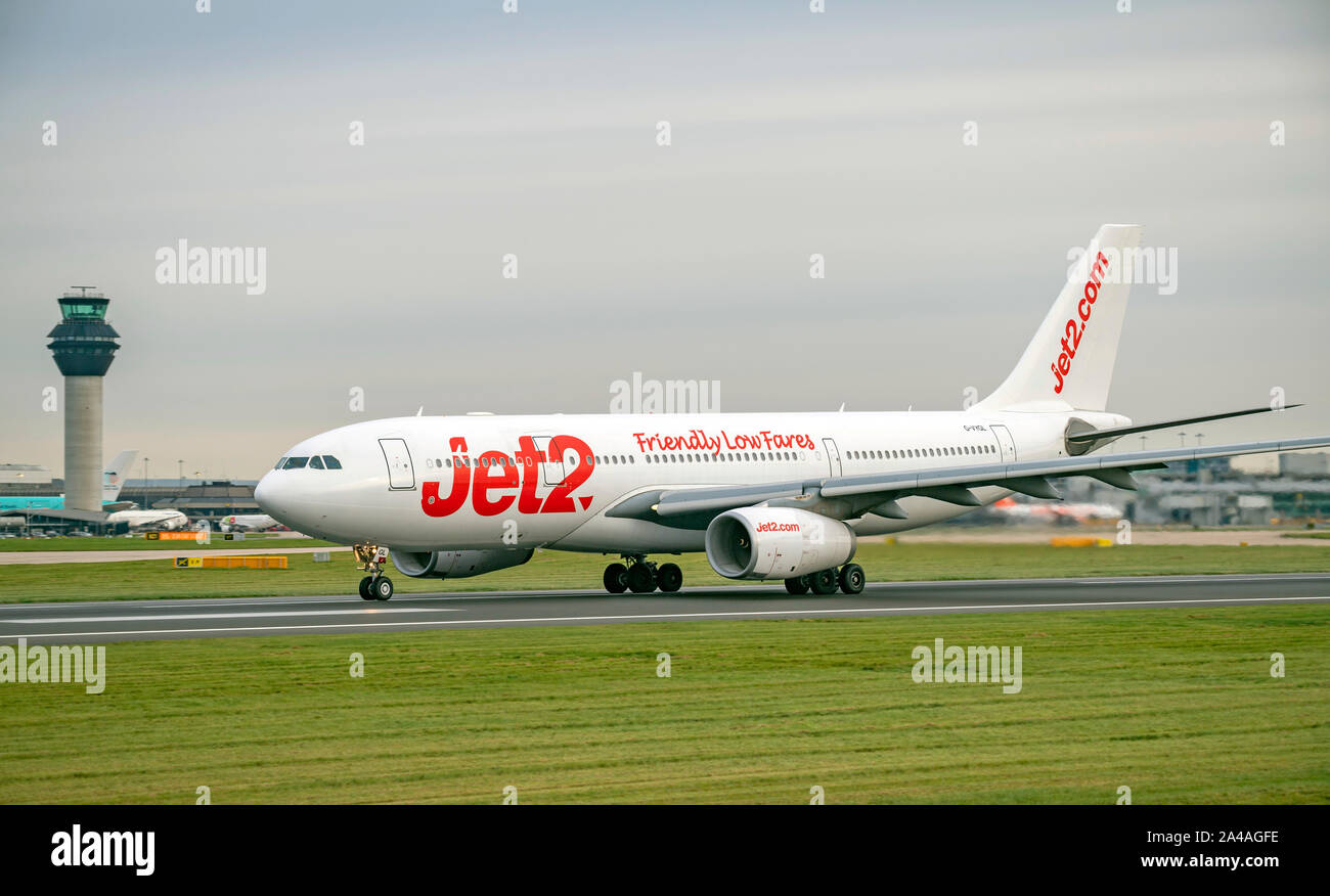 Jet2 Airbus A330-200 le matériel roulant pour le décollage à l'aéroport de Manchester Banque D'Images