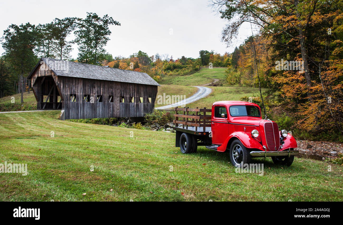 Red Vintage pickup Ford camion avec un vieux pont couvert de l'arrière-plan, la lecture, Vermont, USA, New England, autumn Banque D'Images