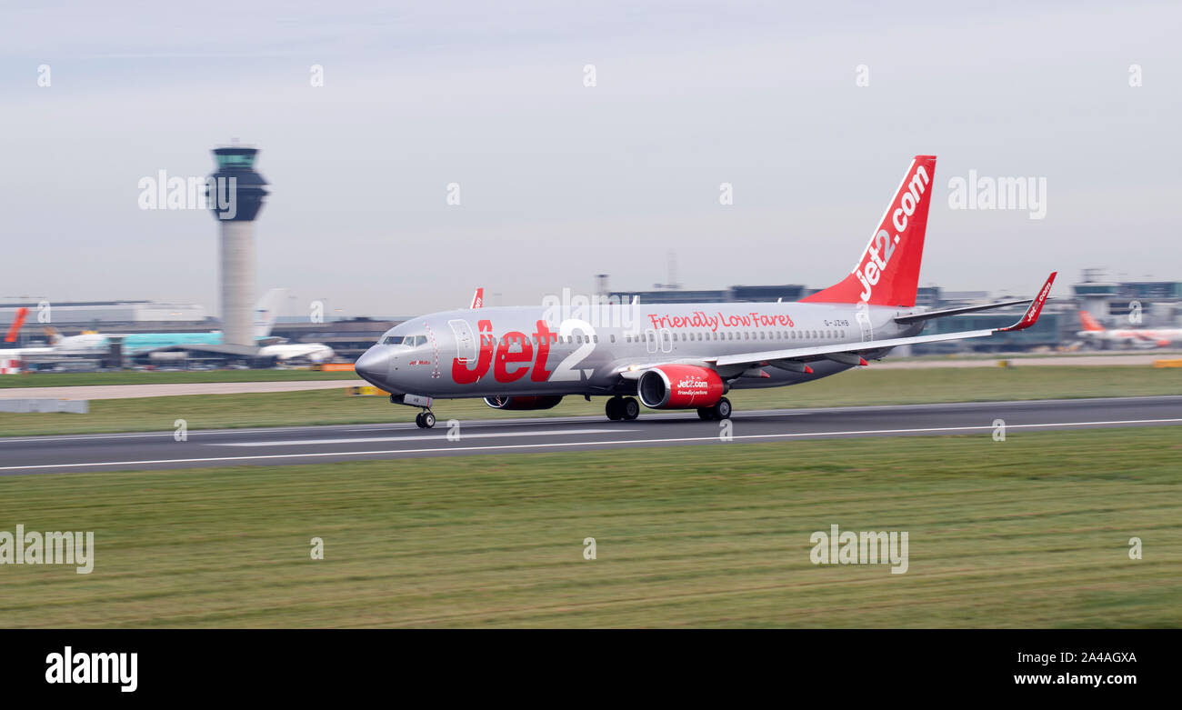 Jet2, Boeing 737-8MG, G-JZHB, roulant pour le décollage à l'aéroport de Manchester Banque D'Images