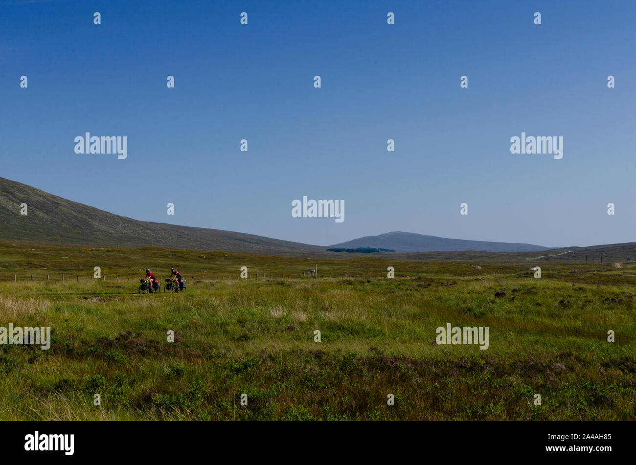 Un couple sur une randonnée guidée à travers les Highlands écossais près de Glencoe Ecosse UK Banque D'Images