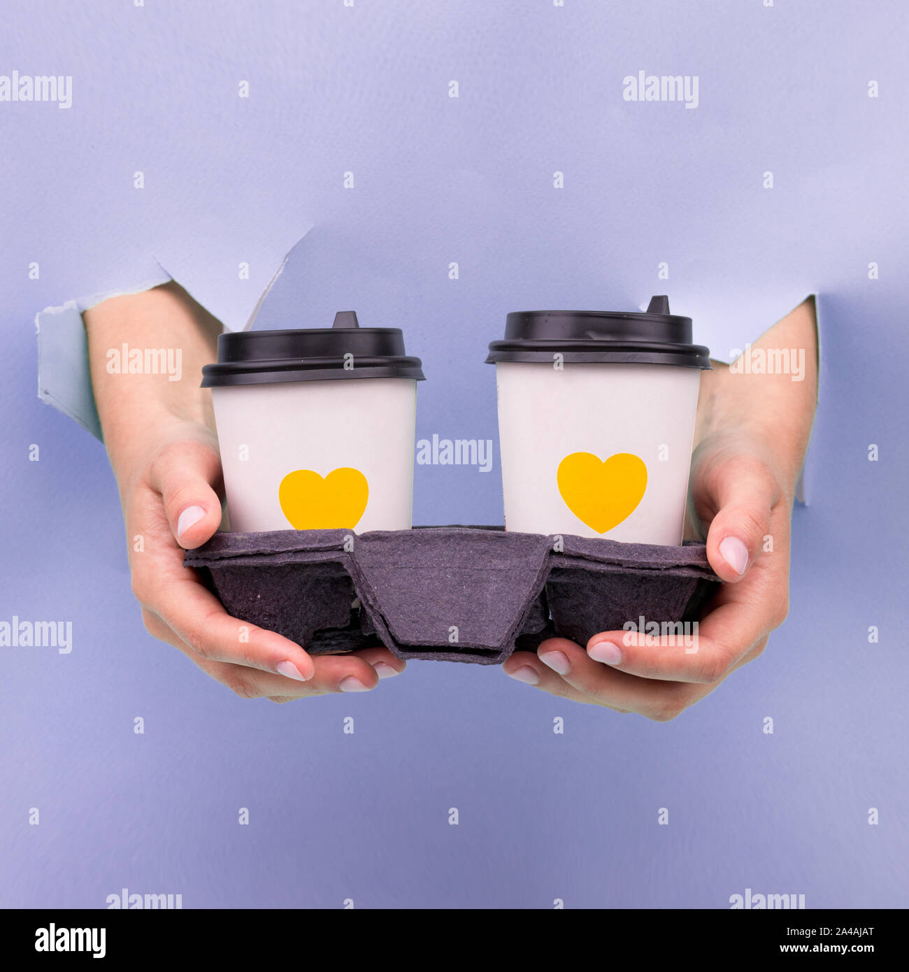 Un document de deux tasse de café dans les mains avec manucure. Banque D'Images