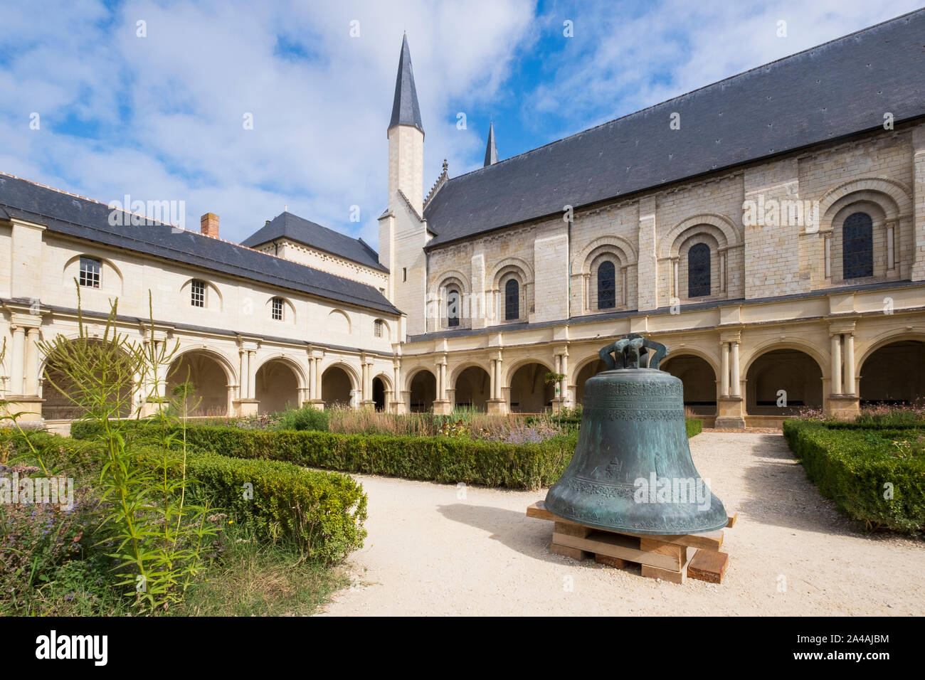 Cloître et jardin de l'Abbaye Royale de Fontevraud, Loire, France. Lieu de sépulture des rois et reines de Plantagenet Banque D'Images