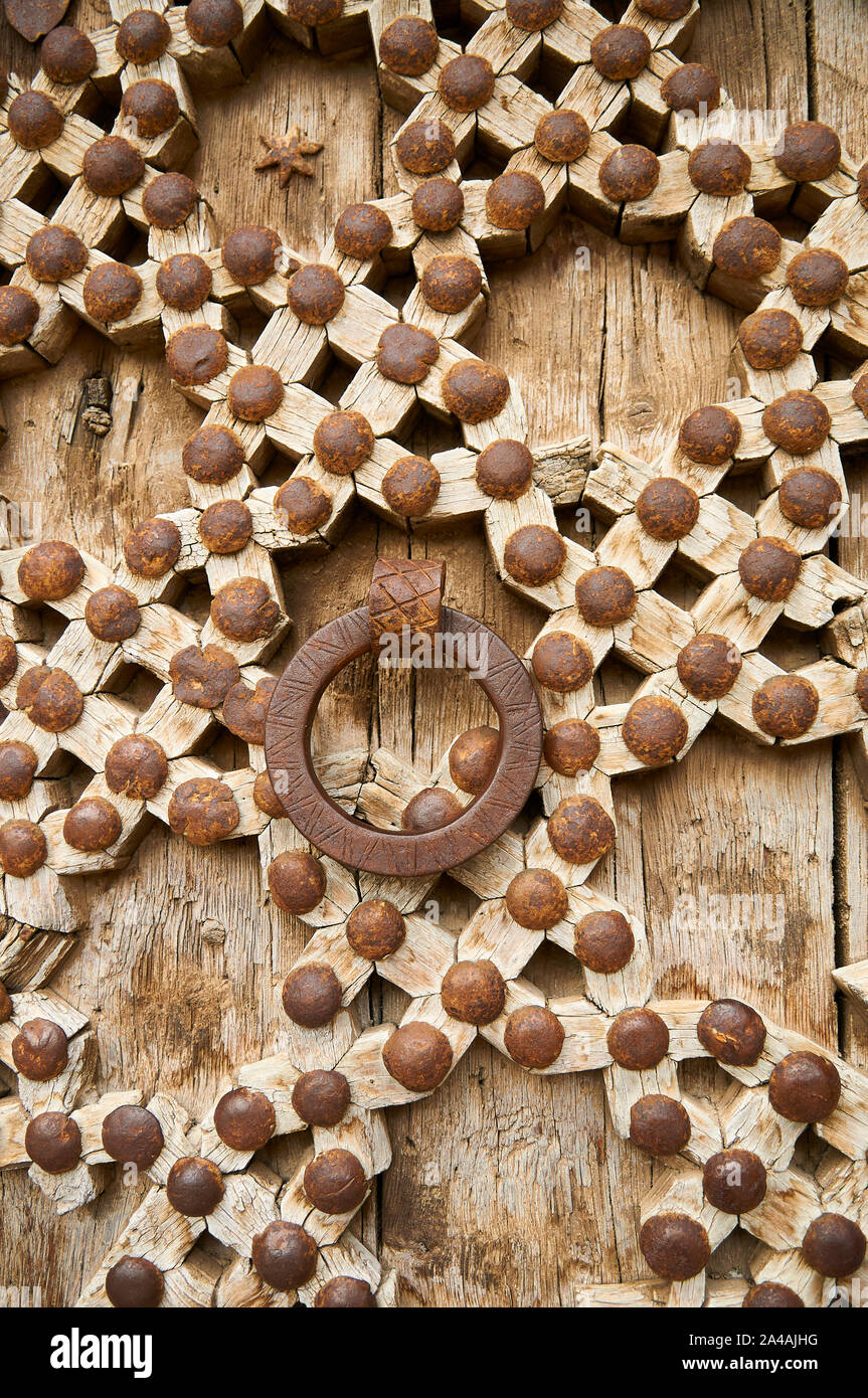 Heurtoir en métal et rivets rouillé cloué dans l'ancienne porte de l'Apôtres porte de l'église Santa Maria la Mayor (Morella, Maestrazgo, Castellón, Espagne) Banque D'Images