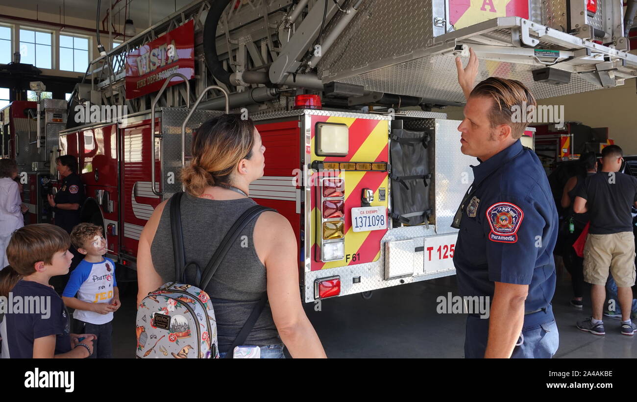 Des familles en cas d'urgence et à explorer les camions incendie Incendie à open house station Banque D'Images
