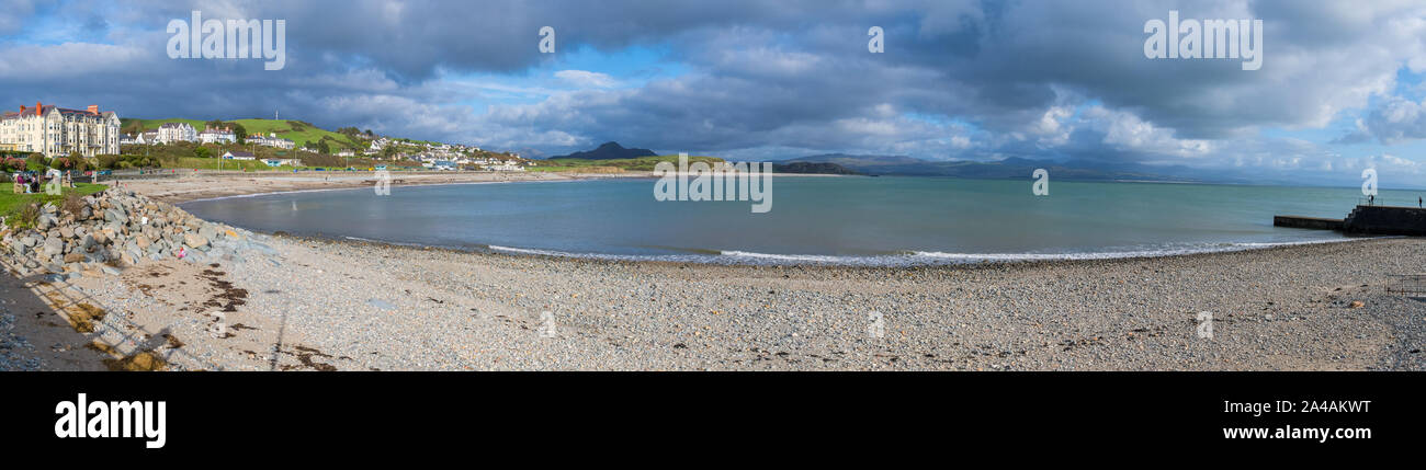 Vue panoramique de la plage, de Criccieth Criccieth, Nord du Pays de Galles, Royaume-Uni Banque D'Images