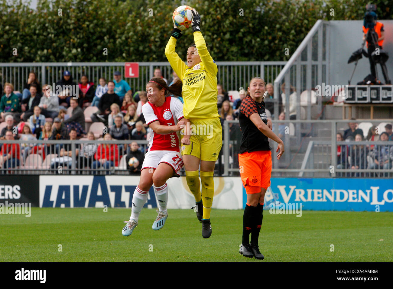 Amsterdam, Pays-Bas. Sep 23, 2019. AMSTERDAM, 13-10-2019, Sportpark De Toekomst, vrouwen Eredivisie football, Vanita Lewerissa et Eli Sarasola Keeper pendant le jeu vrouwen Ajax - PSV vrouwen.1 à 4 : Crédit Photos Pro/Alamy Live News Banque D'Images