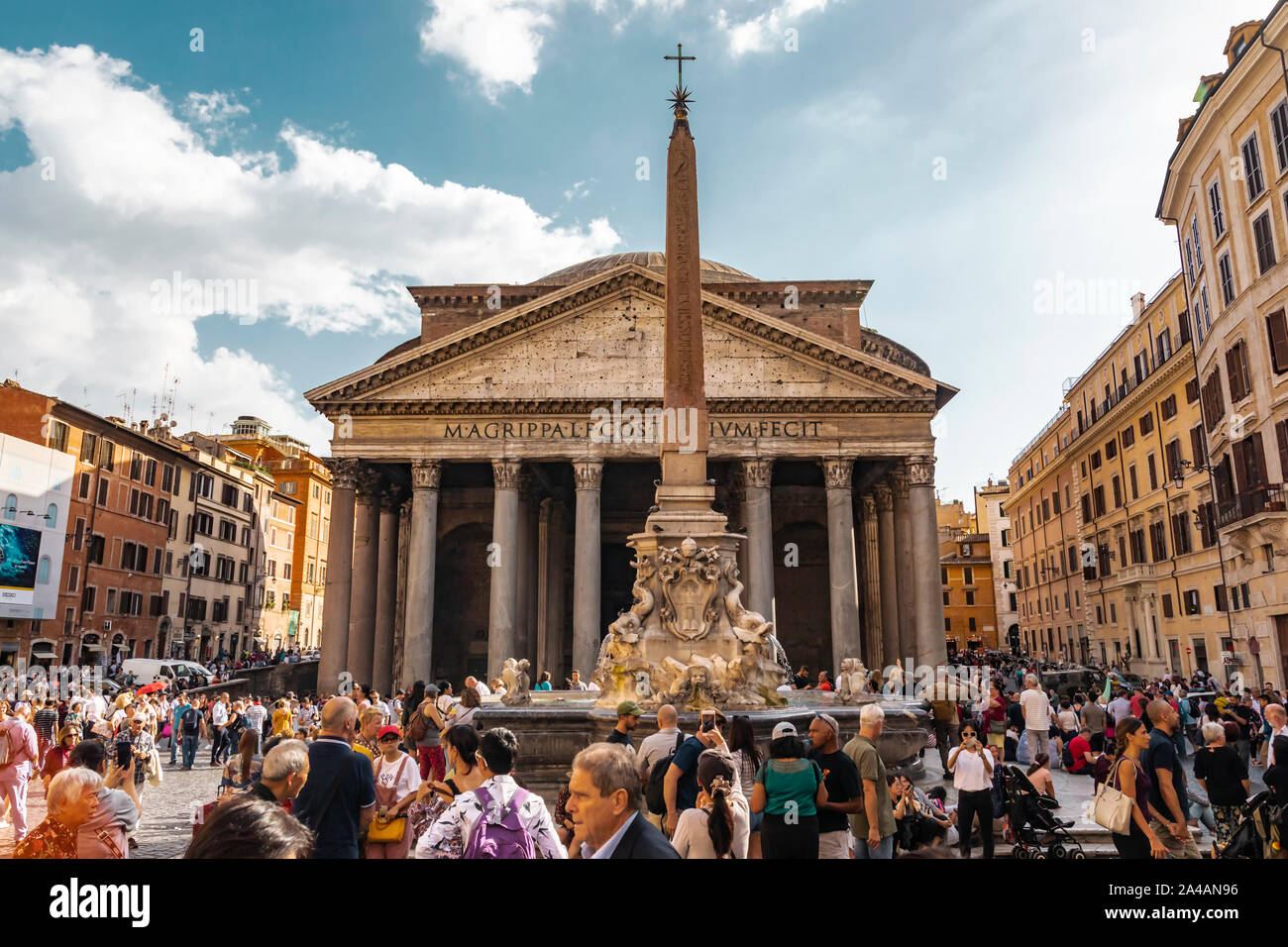 Rome, Italie - le 6 octobre 2019 : foule de gens sur la place du monument du Panthéon monument avec des colonnes et une fontaine dans la ville. Banque D'Images