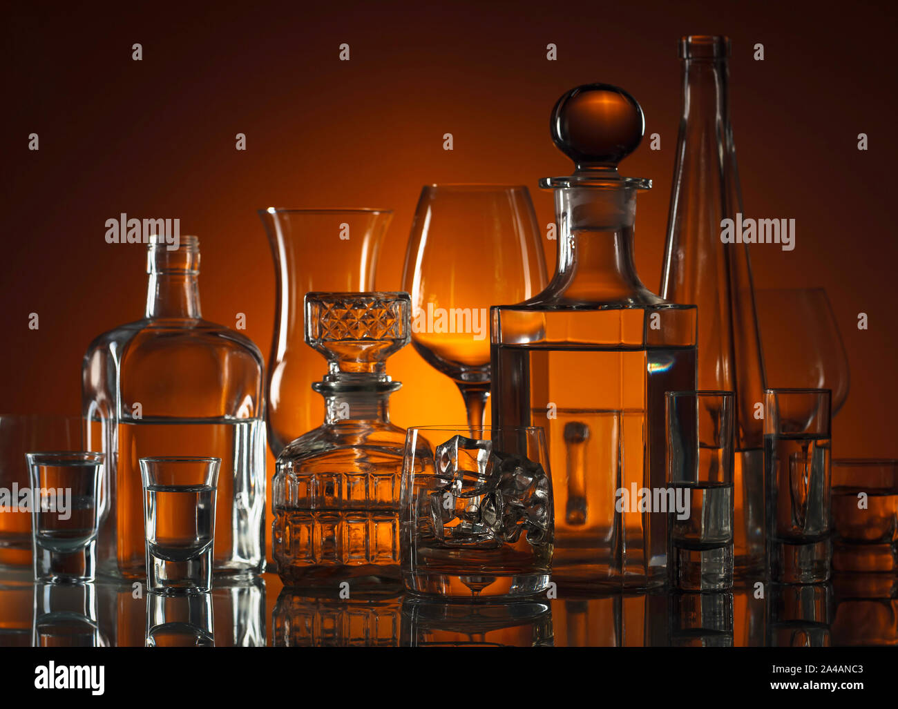 Verrerie et les boissons alcoolisées sur une table en verre au bar. Banque D'Images