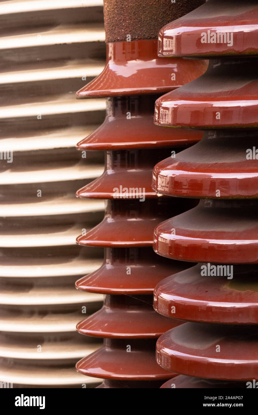 Close up d'isolateurs électriques en céramique Banque D'Images